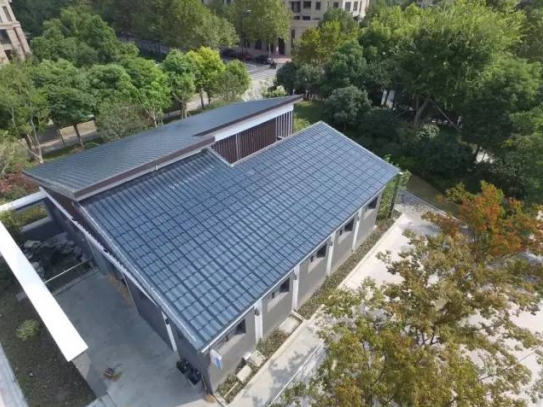 What are some of the criteria when choosing a solar tile for the rooftop